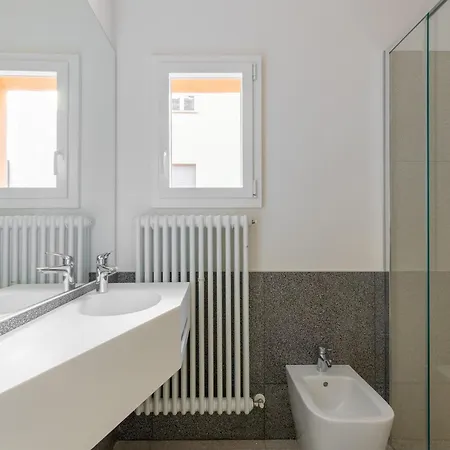 Capo Di Lucca White By Wonderful Italy * ボローニャ